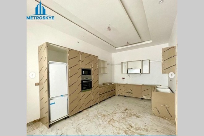Contemporary 5 bedroom duplex