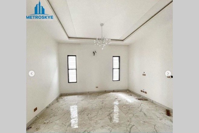 Contemporary 5 bedroom duplex